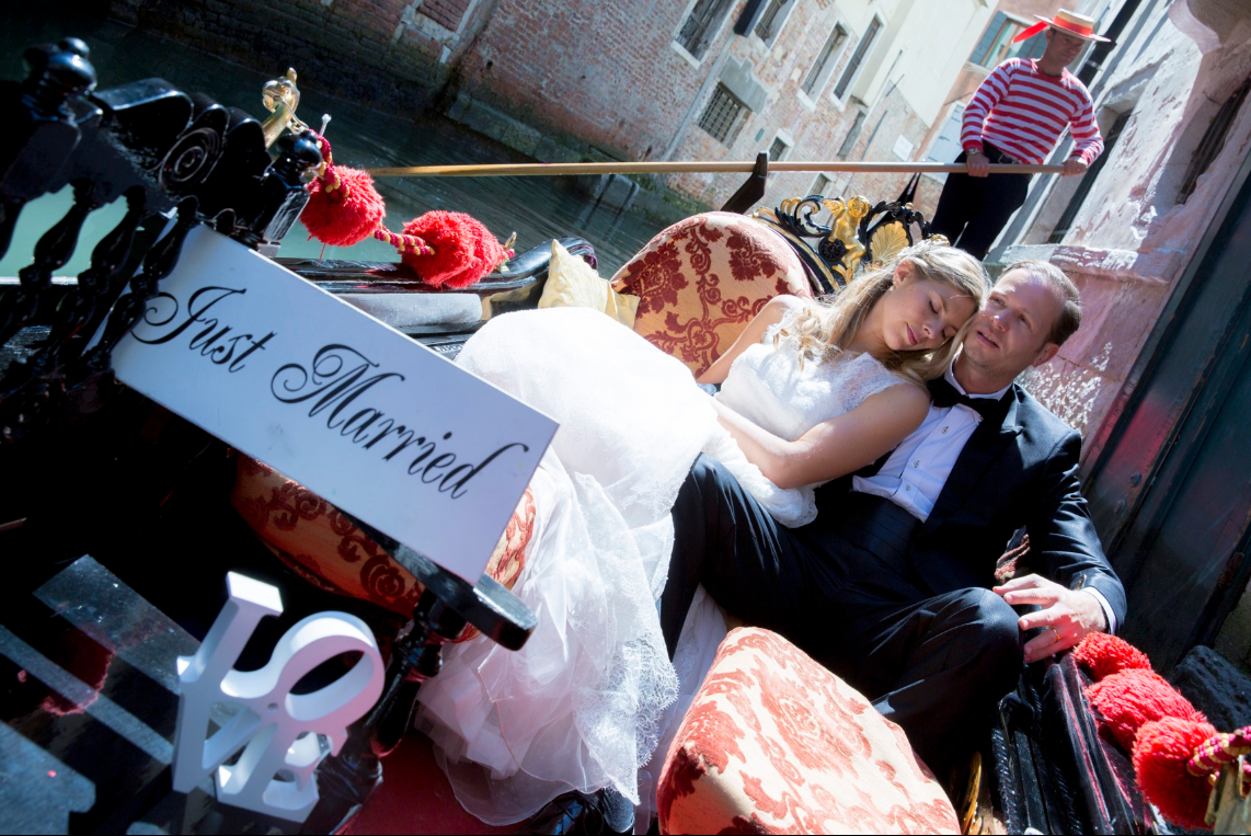 ヴェニスのゴンドラでウェディング